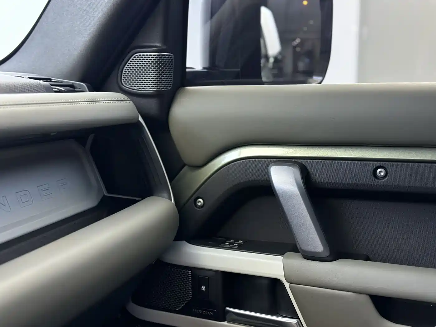 Land Rover Defender 2022 110 P400 X-DYNAMIC HSE фото 27