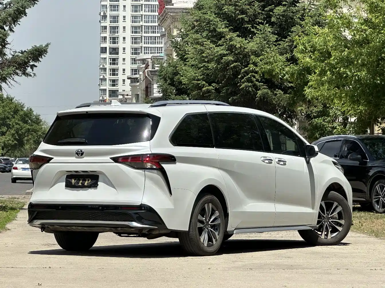 Toyota Granvia 2024 2.5L Hybrid Premium PLUS 4WD Edition фото 4