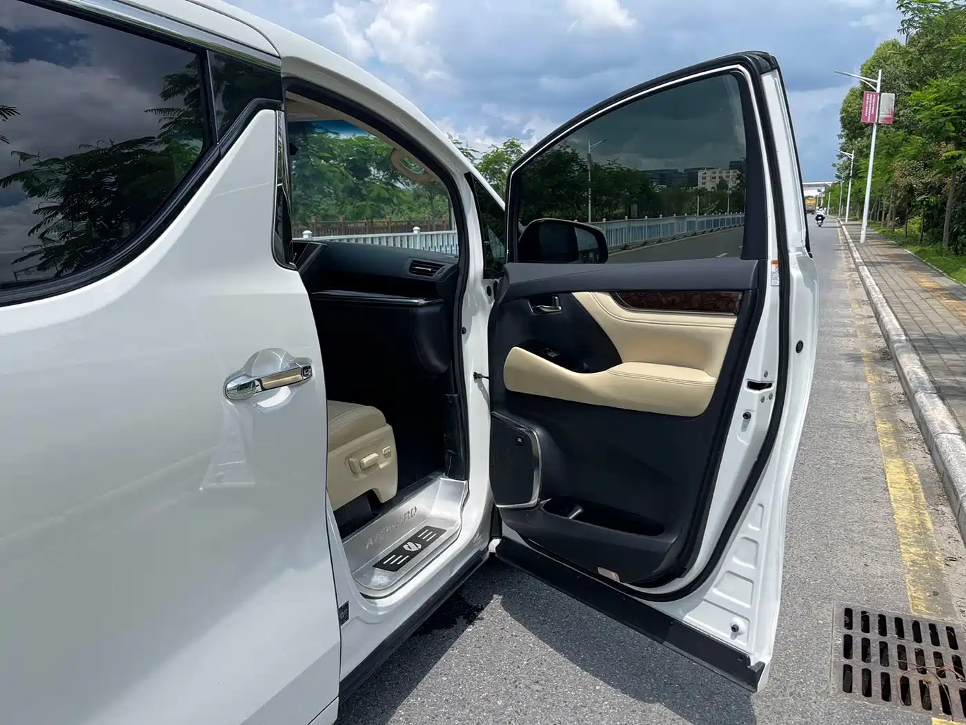 Toyota Alphard 2021 Hybrid 2.5L Luxury фото 12