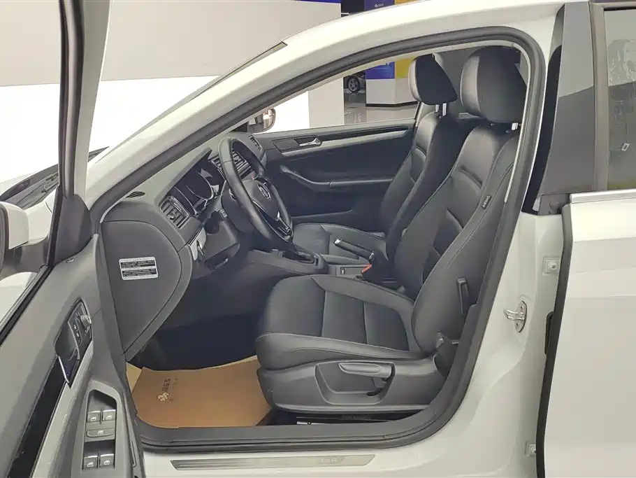 Volkswagen Sagitar 2015 1.6L Automatic Comfort фото 9