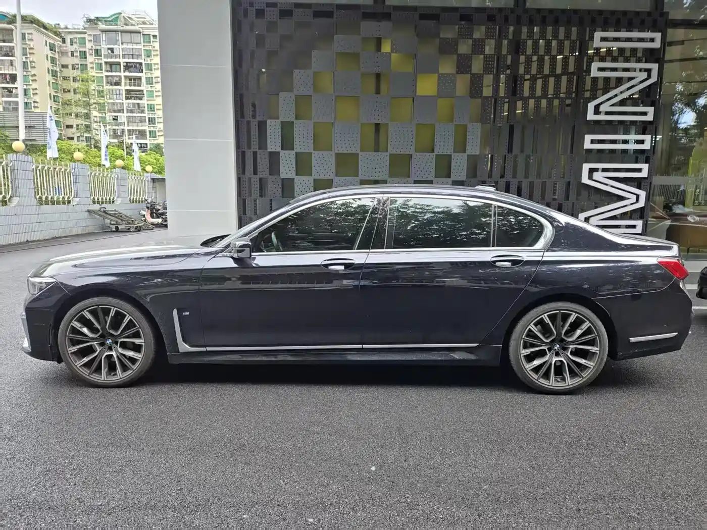 BMW 7 Series 2021 Model 740Li Leading M Sport Package фото 2