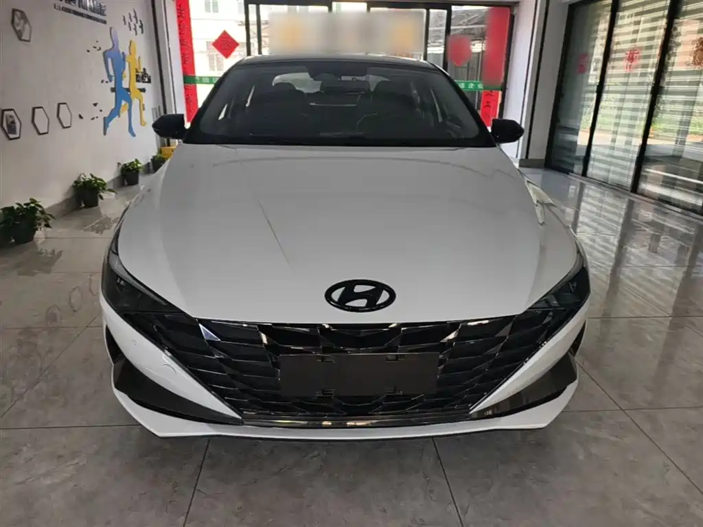 Hyundai Elantra 2022 1.5L CVT LUX Premium Edition фото 3