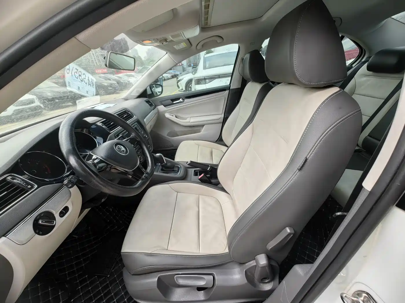 Volkswagen Sagitar 2015 1.6L Automatic Comfort фото 7