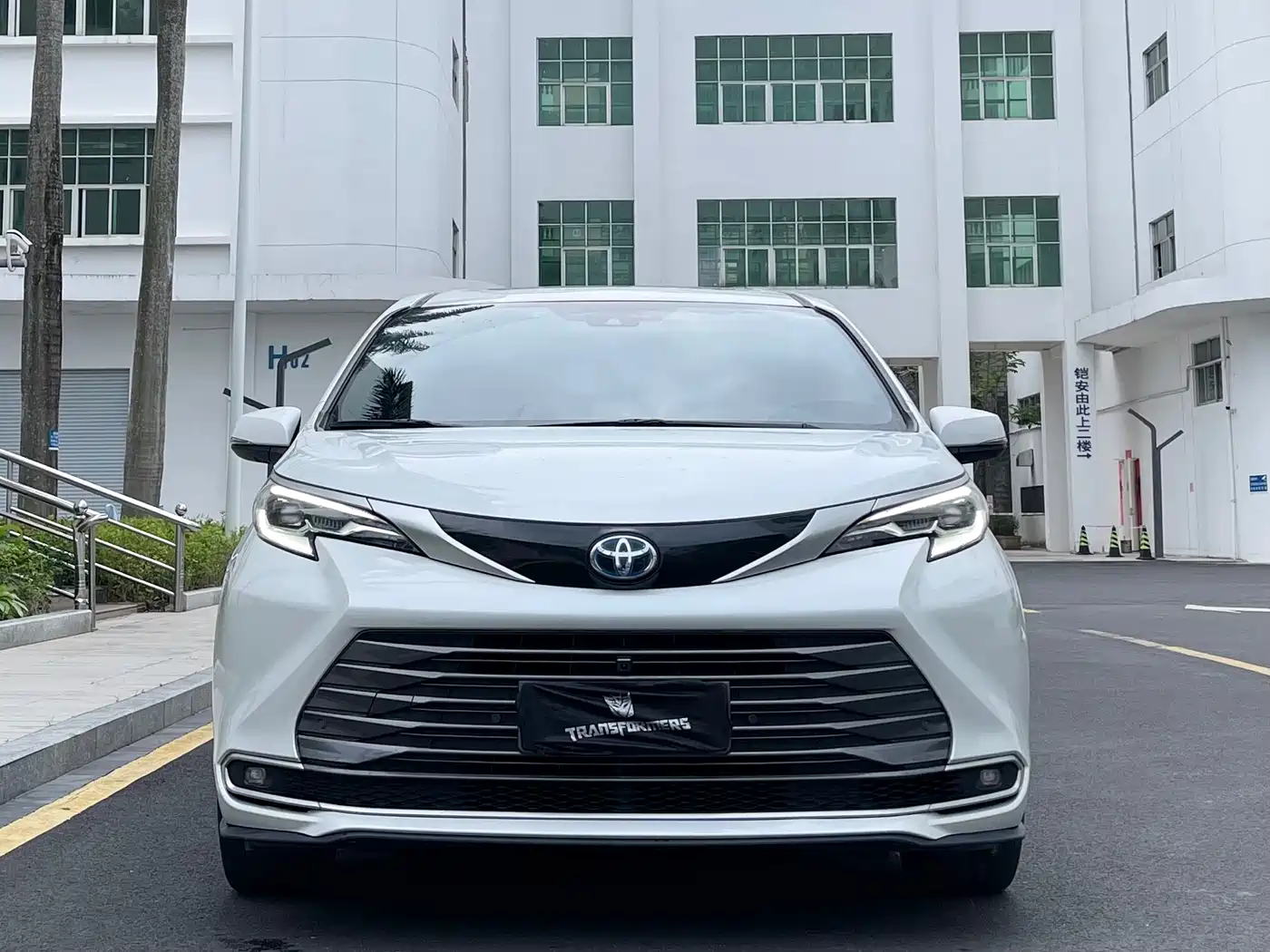Toyota Sienna 2023 2.5L Hybrid Premium Edition фото 2