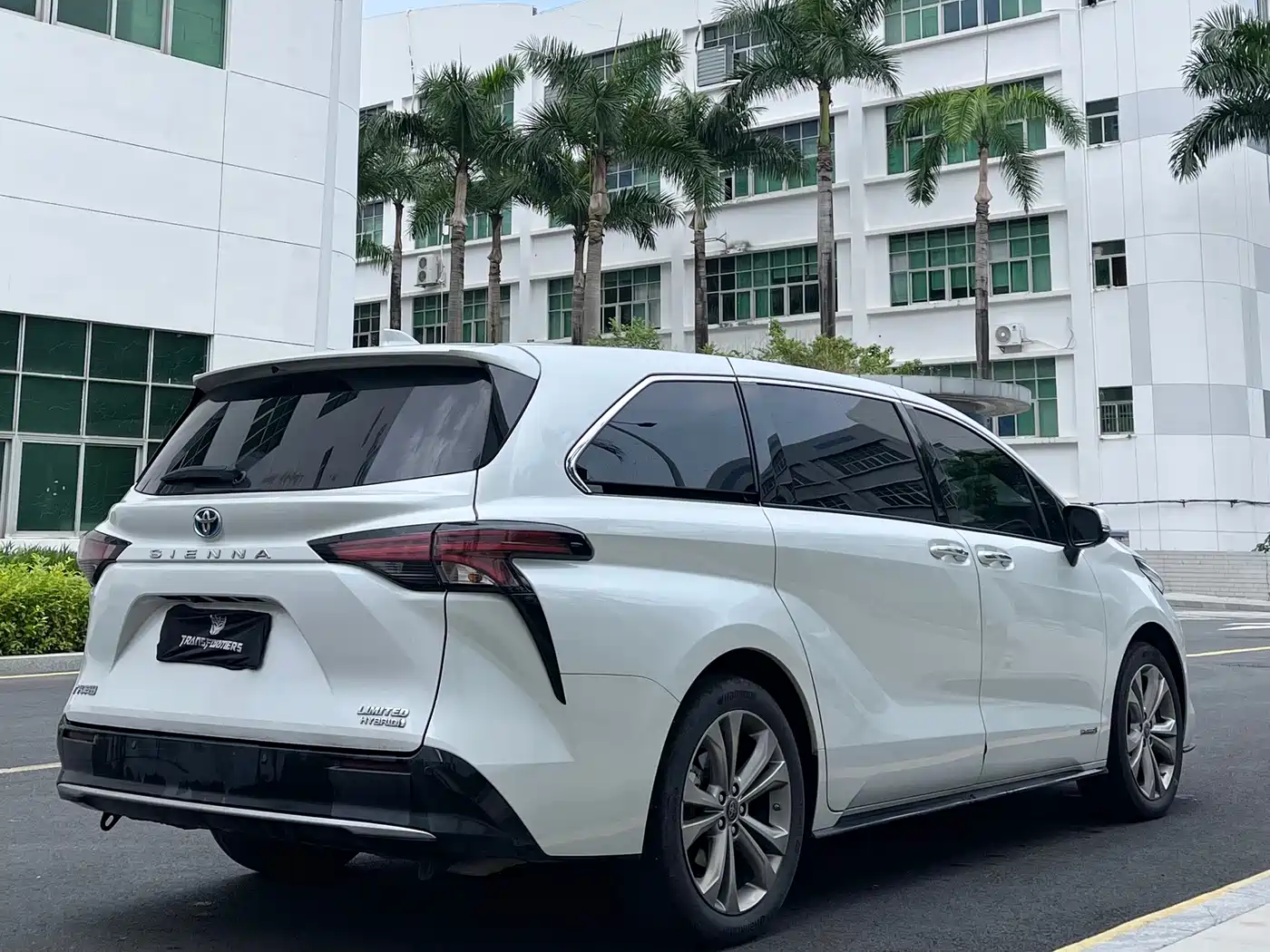 Toyota Sienna 2023 2.5L Hybrid Premium Edition фото 6