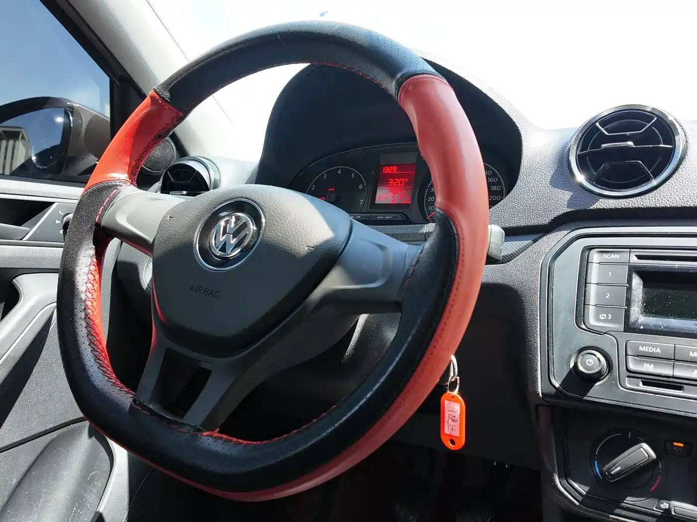 Volkswagen Jetta 2019 Dream Edition 1.4L Manual Fashion фото 13