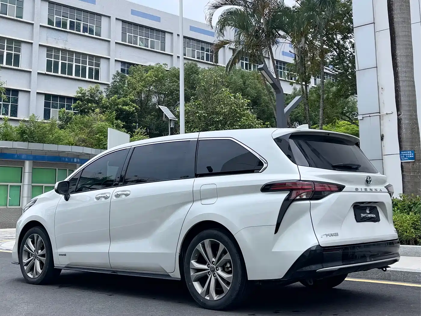 Toyota Sienna 2023 2.5L Hybrid Premium Edition фото 4