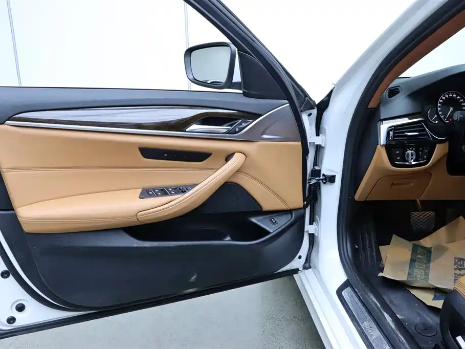 BMW 5 Series 2018 528Li Launch Special Edition фото 11