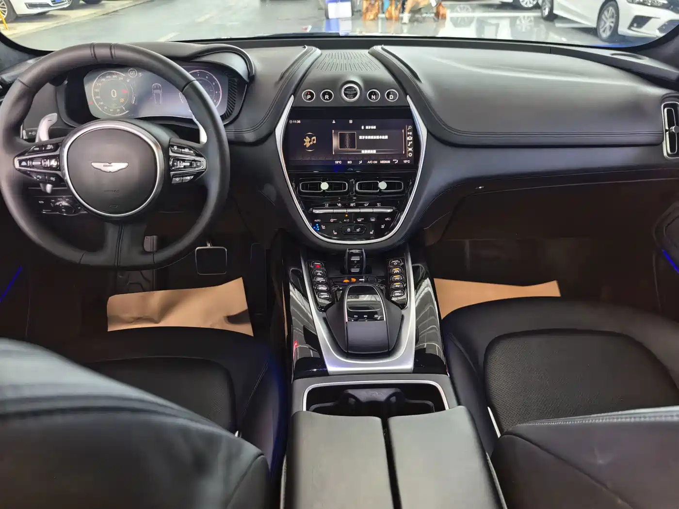 Photo 19 - Aston Martin DBX