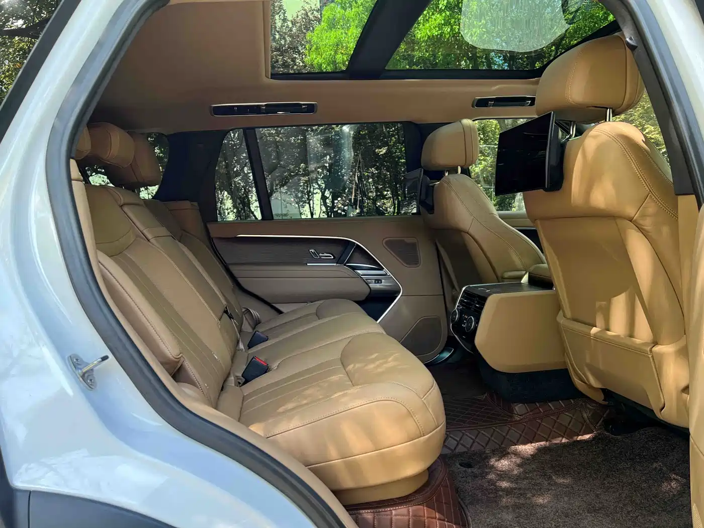 Land Rover Range Rover 2024 3.0 L6 400PS Genesis Extended фото 13