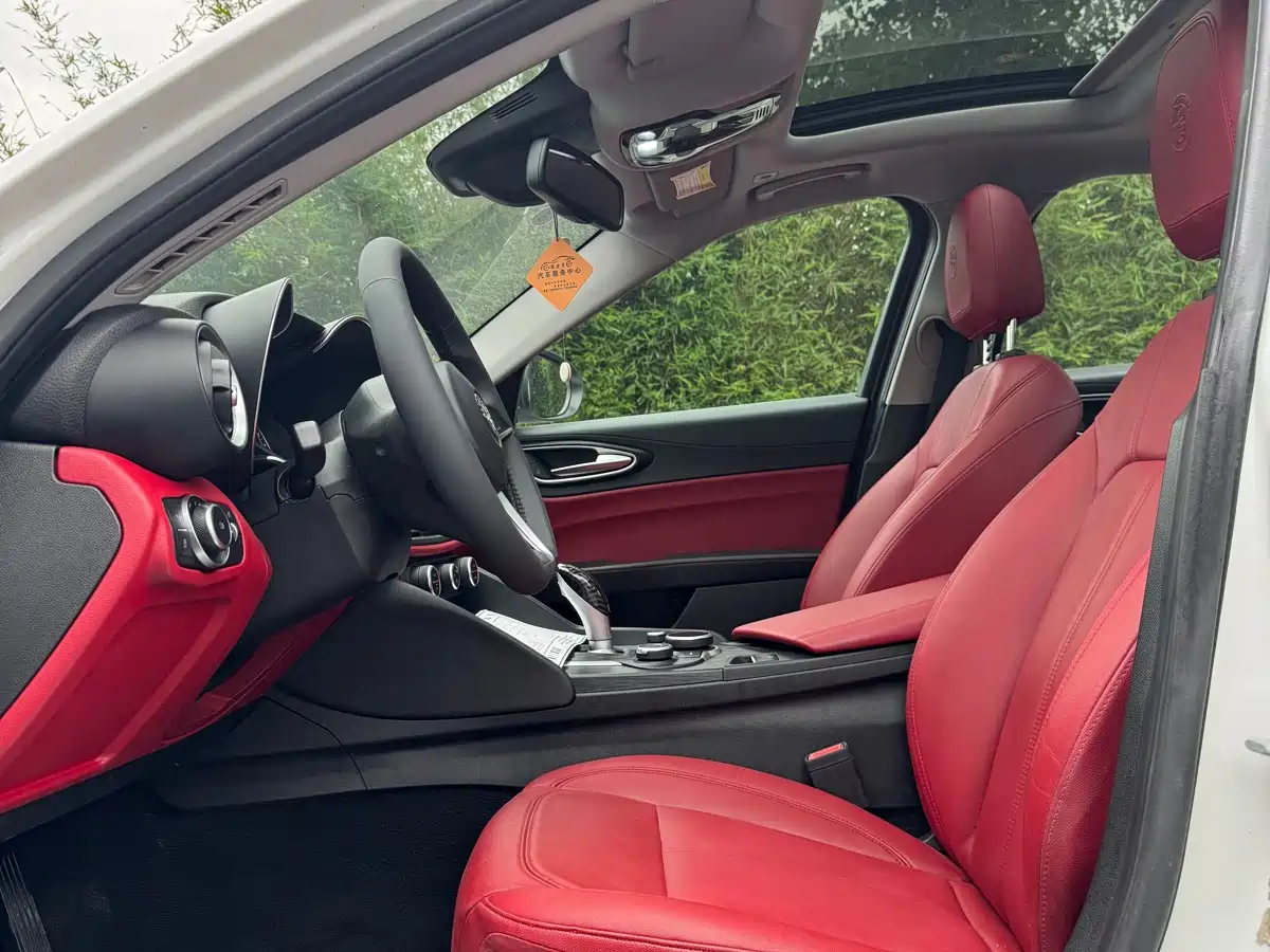 Alfa Romeo Giulia 2017 2.0T 200HP Luxury Edition фото 4