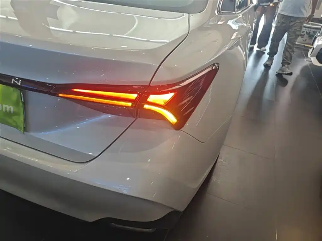 Toyota Avalon 2023 2.0L Premium Selection фото 8