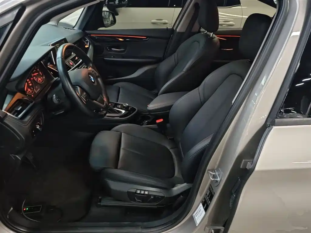 BMW 2 Series Touring 2016 218i Sport Design Package фото 15