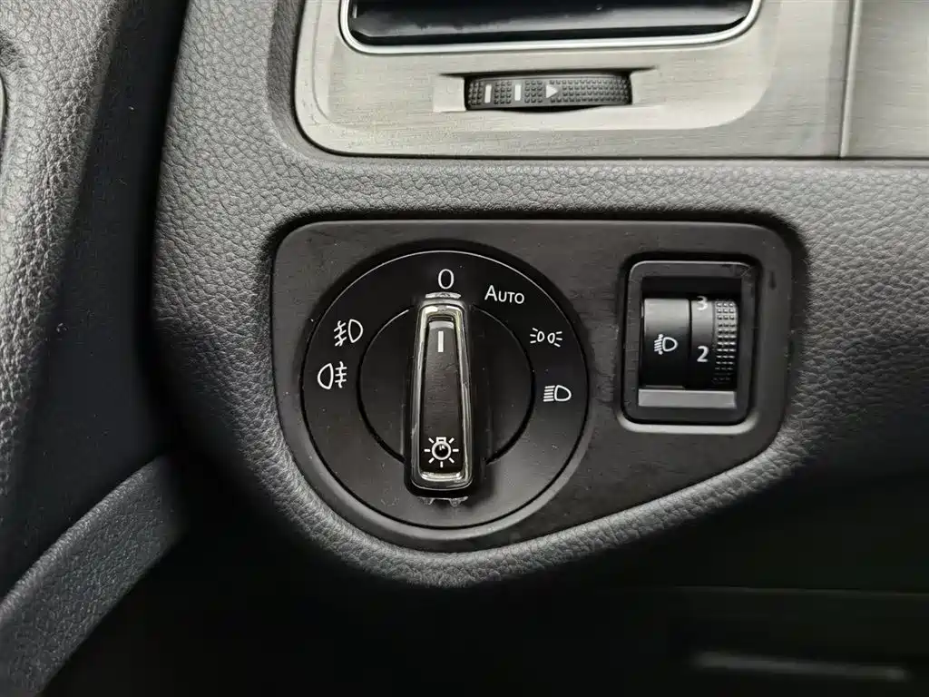 Volkswagen Golf 2015 1.6L Automatic Comfort фото 21