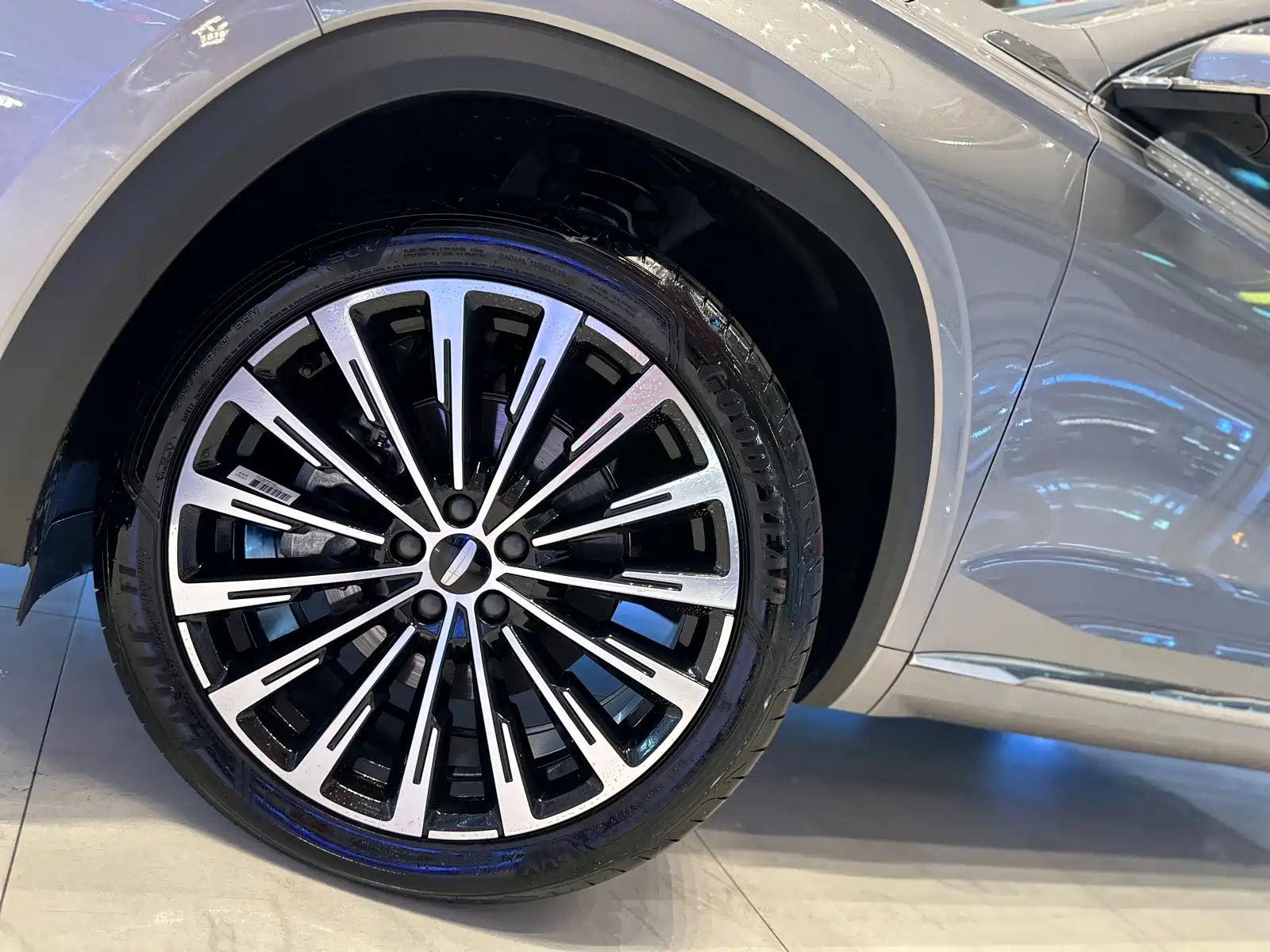 Фото 4 - Geely Monjaro