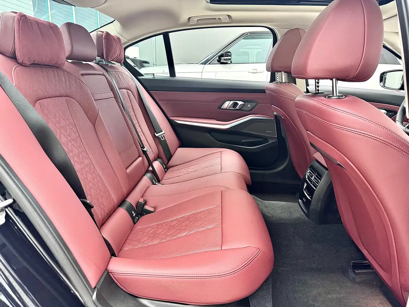 BMW 3 Series 2025 330Li M Sport Night Edition фото 17