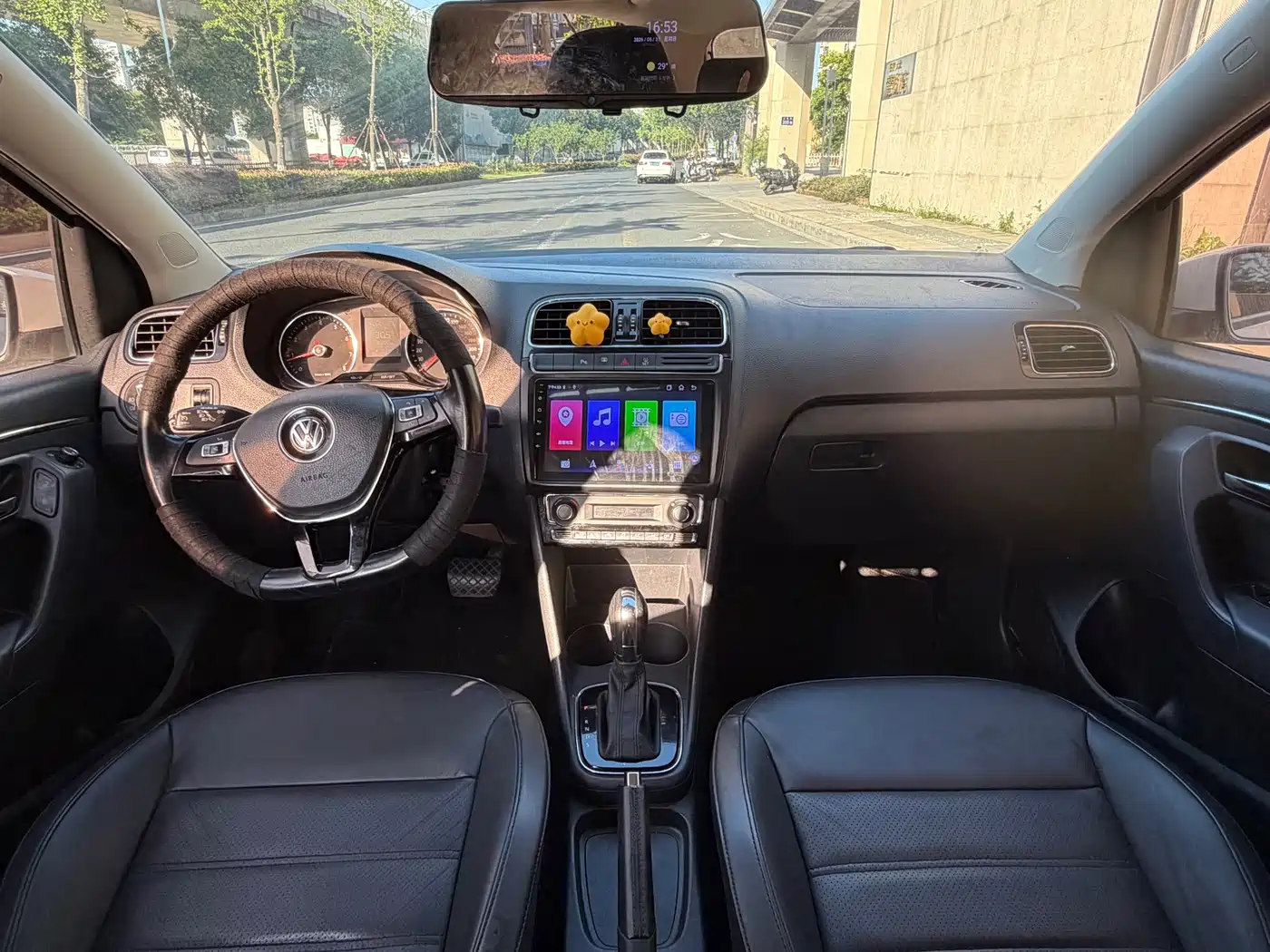 Volkswagen Polo 2014 1.6L Automatic Luxury Edition фото 17