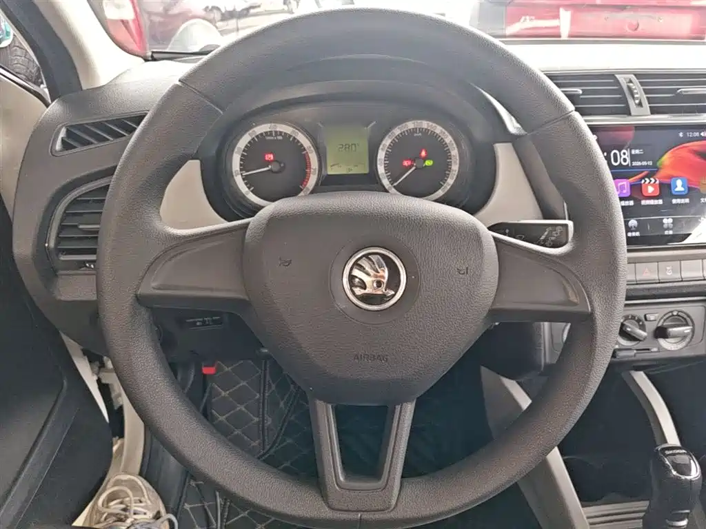 Škoda Fabia 2017 1.4L Auto Car Enjoy Edition фото 11