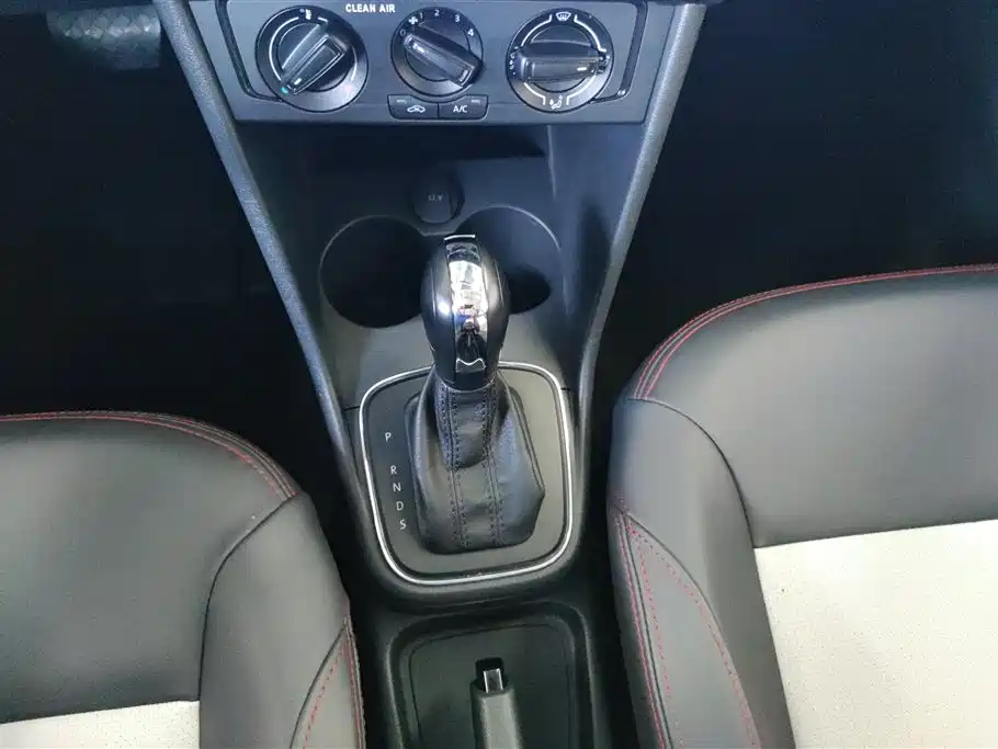 Volkswagen Polo 2016 1.4L Automatic Trend фото 16