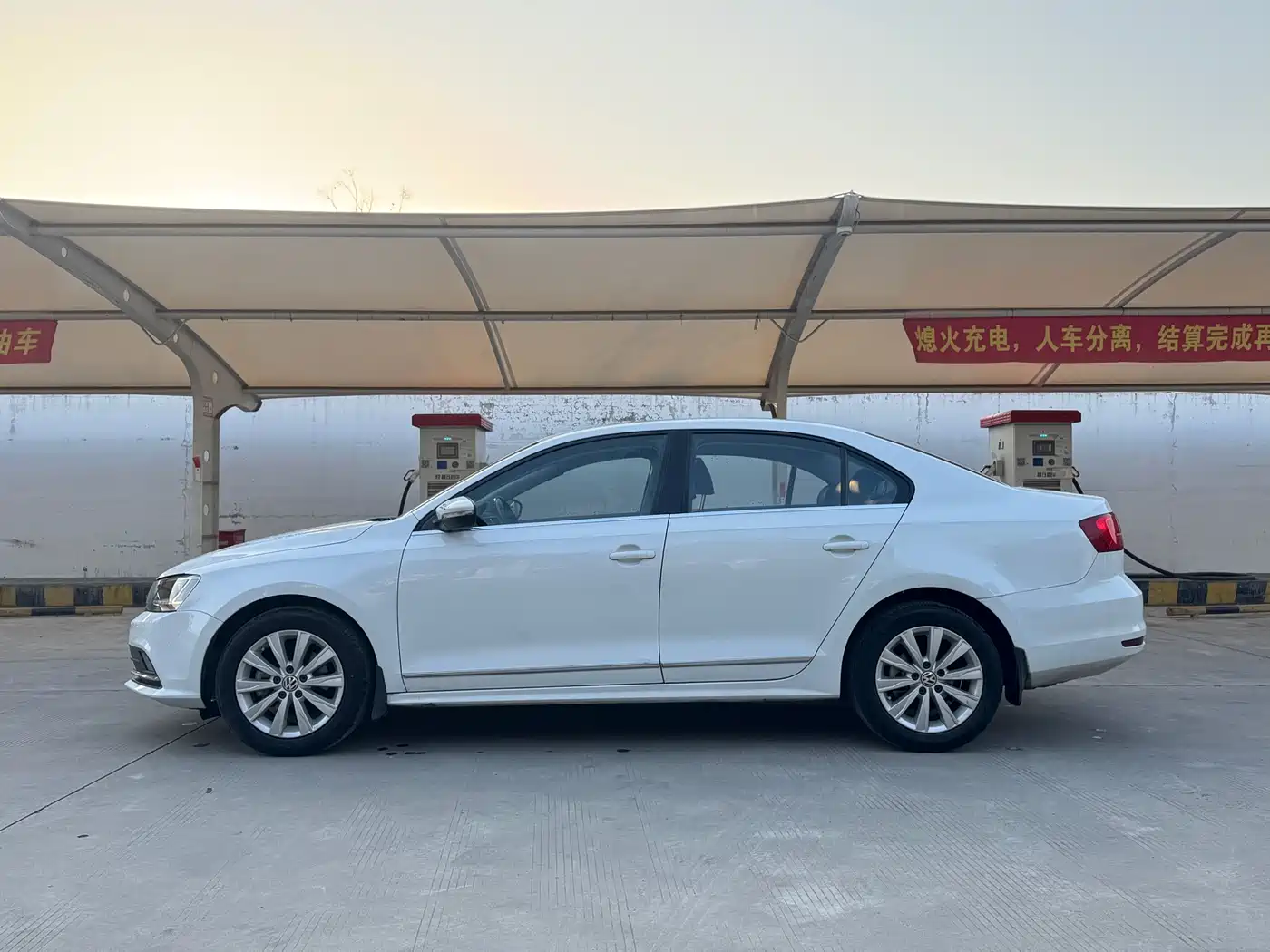 Volkswagen Sagitar 2015 1.6L Automatic Comfort фото 4