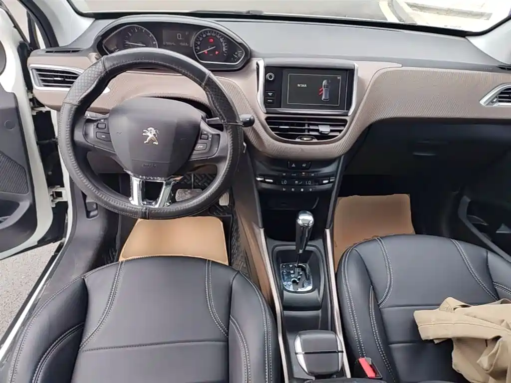 Peugeot 2008 2014 1.6L Automatic Fashion Edition фото 10