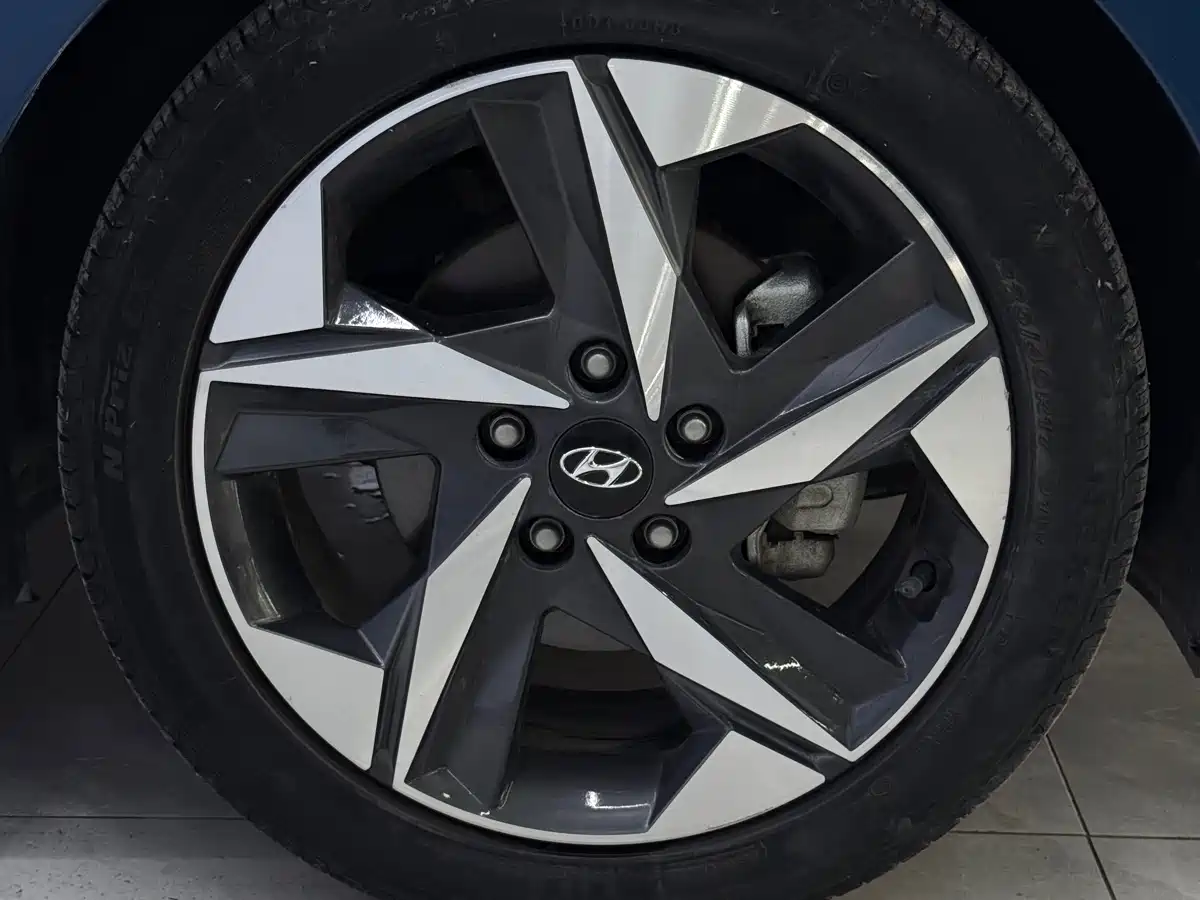Hyundai Elantra 2021 1.5L CVT LUX Premium Edition фото 21