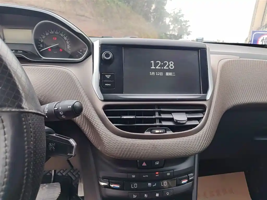 Peugeot 2008 2014 1.6L Automatic Fashion Edition фото 13