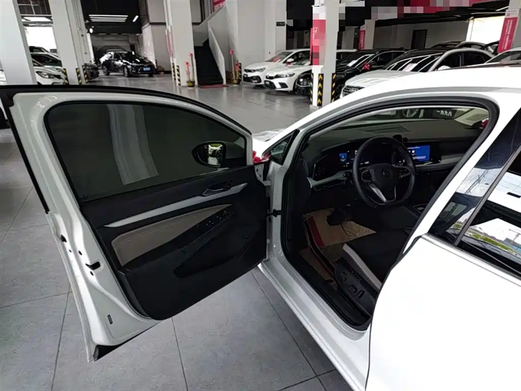 Volkswagen Golf 2023 Facelift 280TSI DSG Pro фото 16