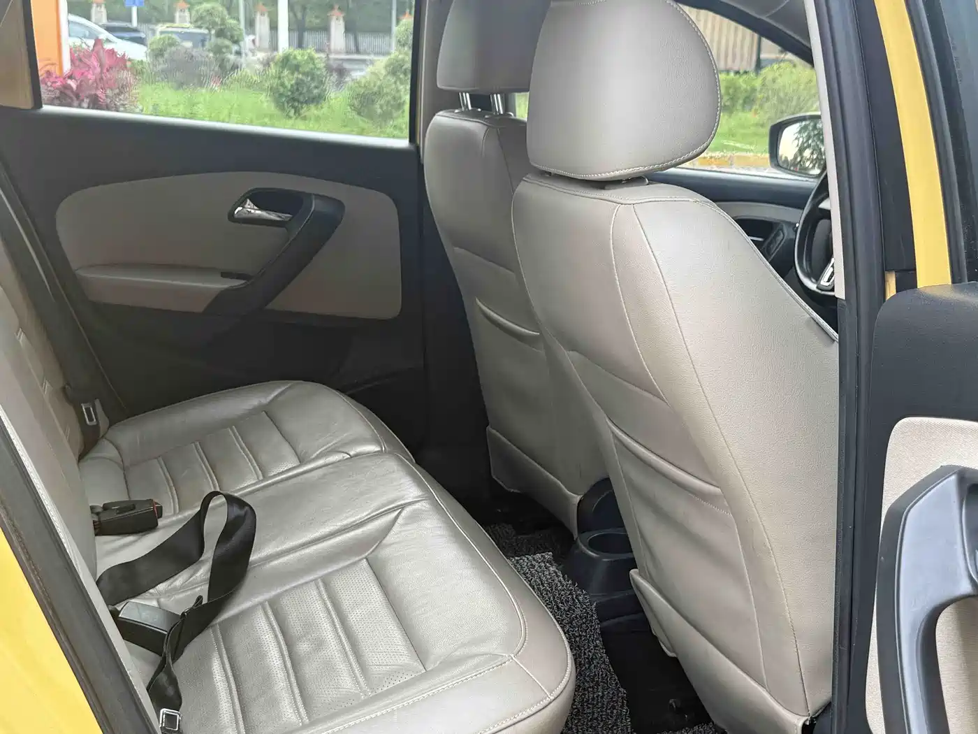 Volkswagen Polo 2011 1.6L Automatic Cool Edition фото 15