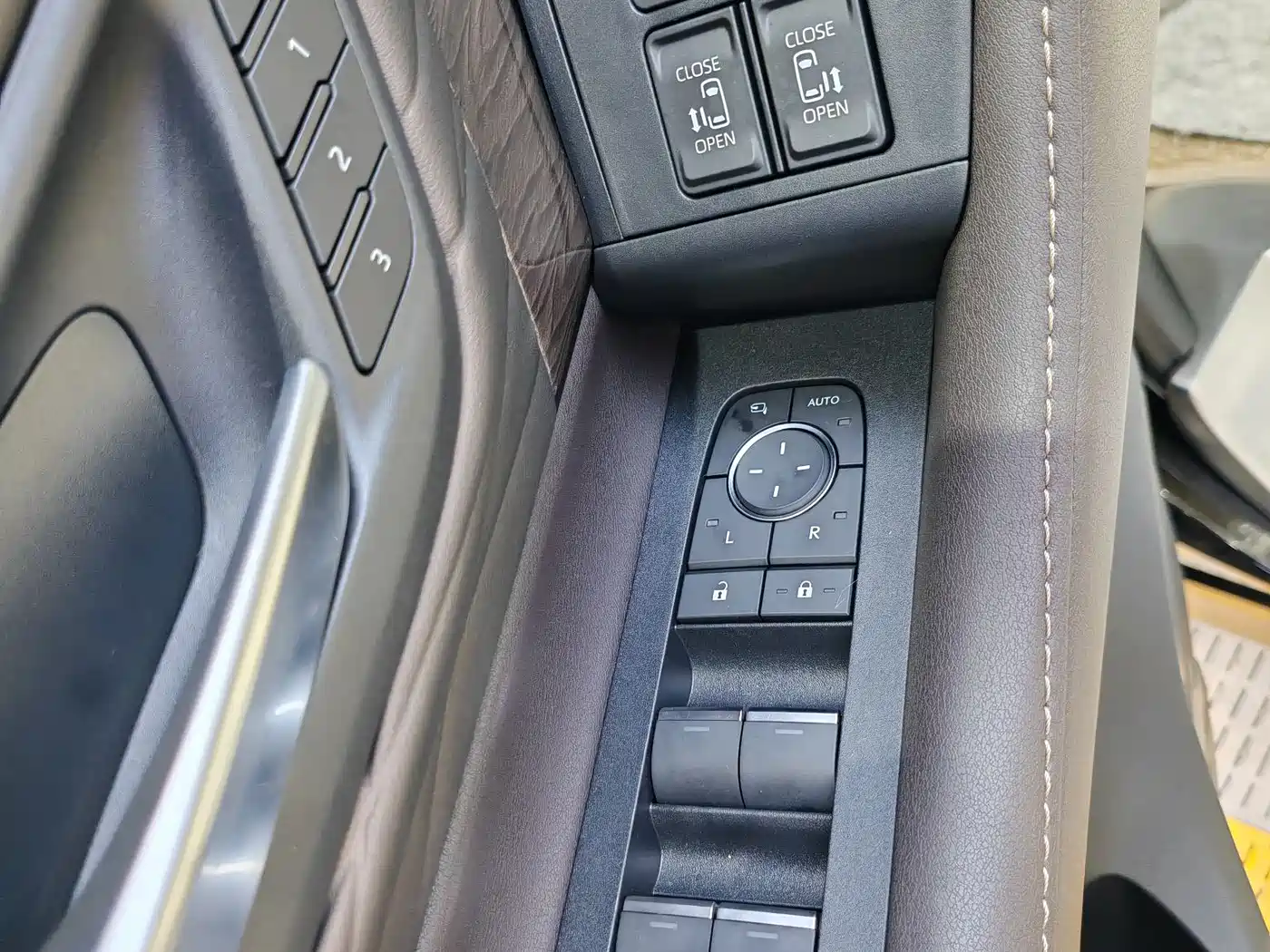 Toyota Alphard 2025 Hybrid 2.5L Ultimate Gold Edition фото 21