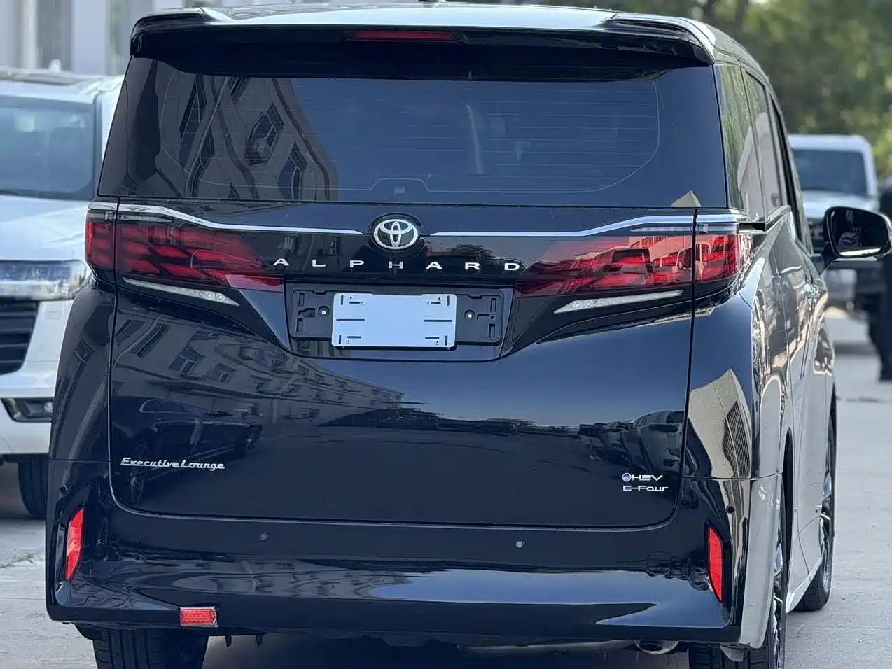 Toyota Alphard 2025 Hybrid 2.5L Ultimate Gold Edition фото 5
