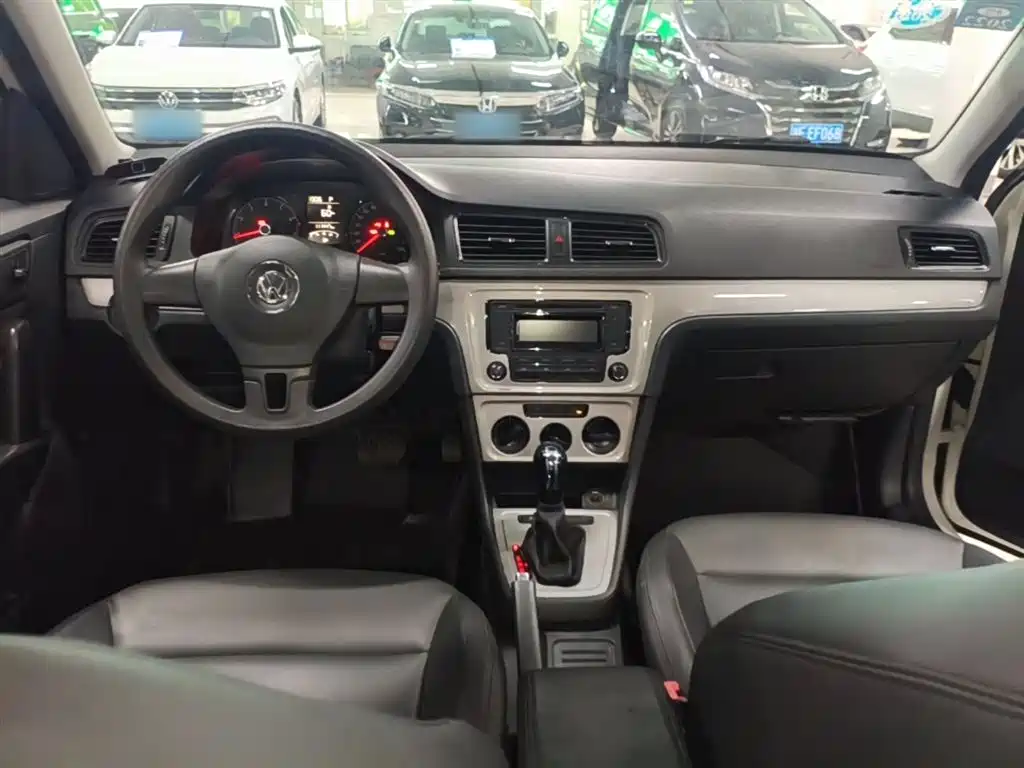 Volkswagen Lavida 2017 1.6L Automatic Comfort Edition фото 10