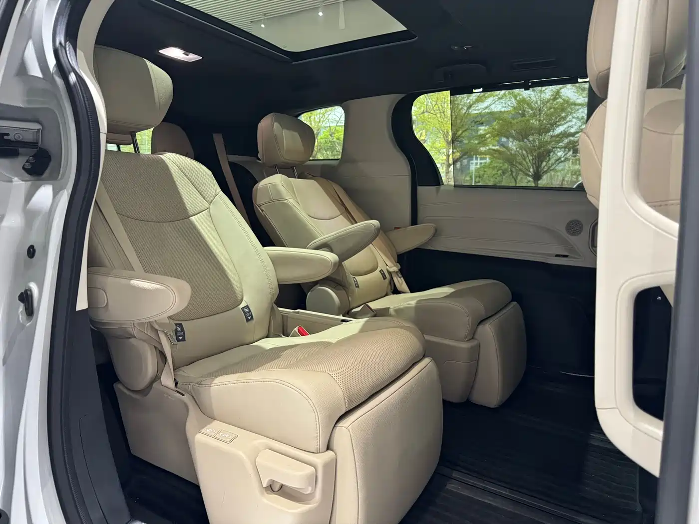 Toyota Granvia 2023 2.5L Hybrid VIP Edition фото 21