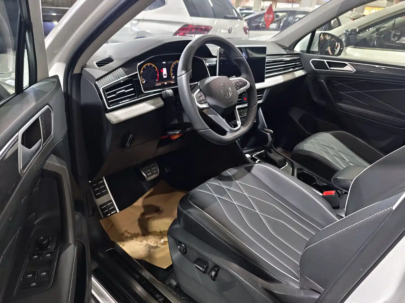 Volkswagen Tiguan L 2024 Outstanding 330TSI Auto 2WD R-Line Dragon Glory Edition фото 5