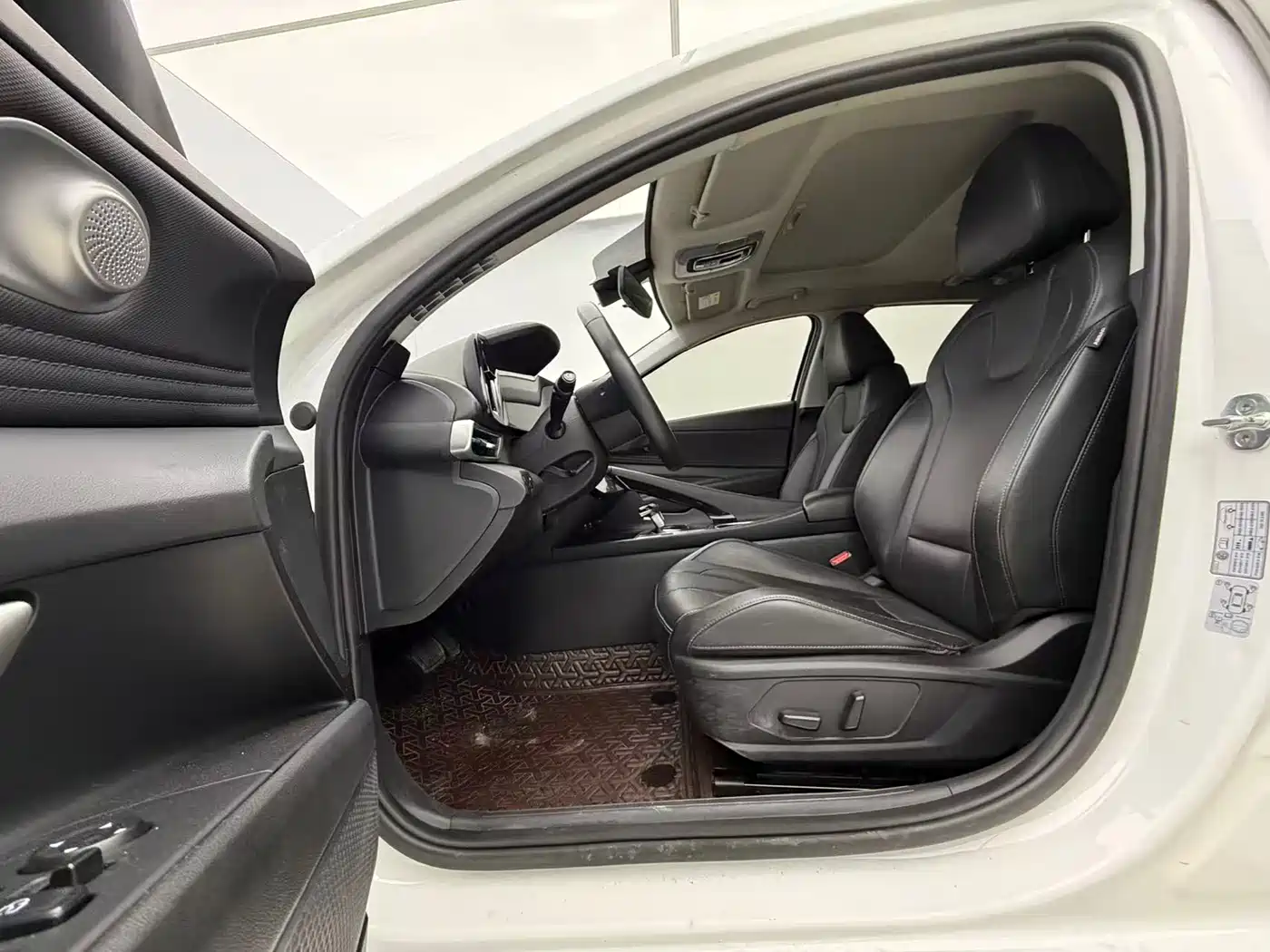 Hyundai Elantra 2022 1.5L CVT LUX Premium Edition фото 16