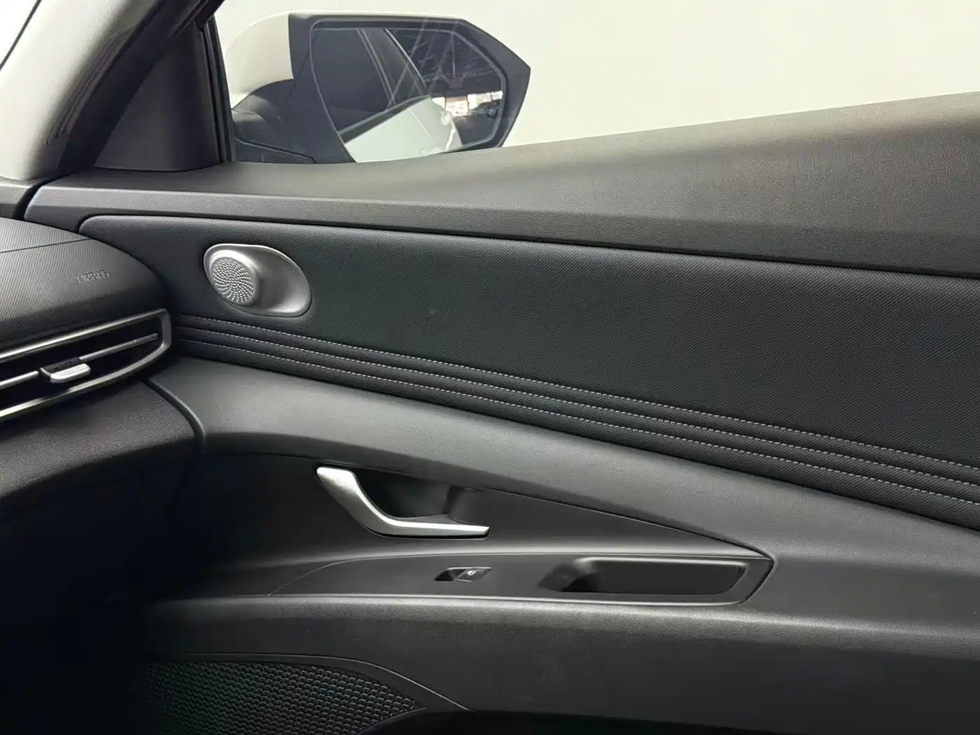 Hyundai Elantra 2022 1.5L CVT LUX Premium Edition фото 12