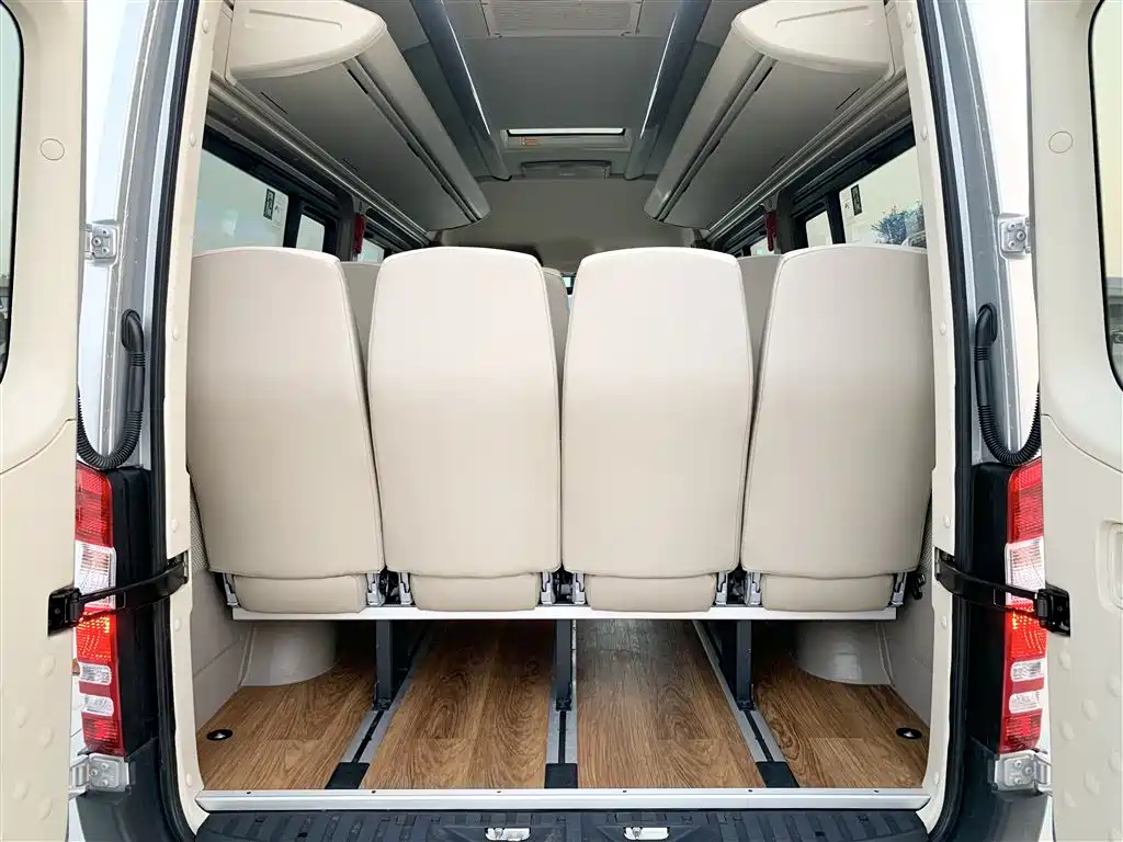 Mercedes-Benz Sprinter 2016 2.1T Premium Tour Medium Wheelbase Version фото 20