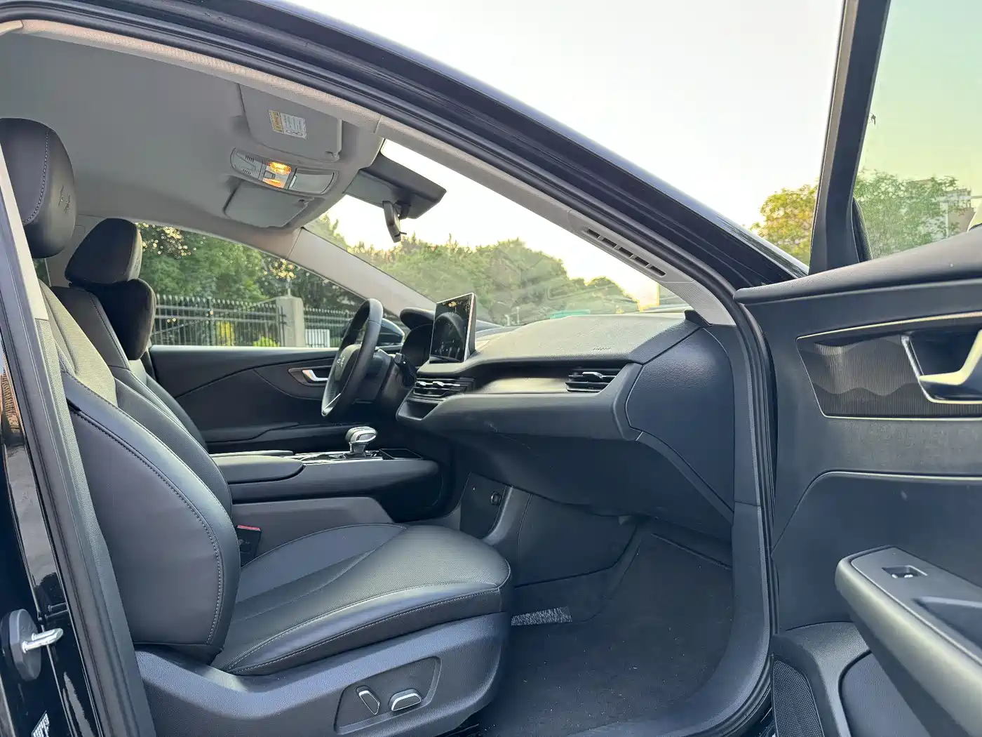 Hongqi E-QM5 2023 Basic Travel Edition фото 10
