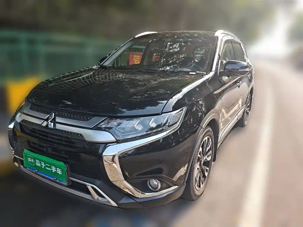Mitsubishi Outlander 2020 2.4L 4WD Luxury 5-seater фото 2