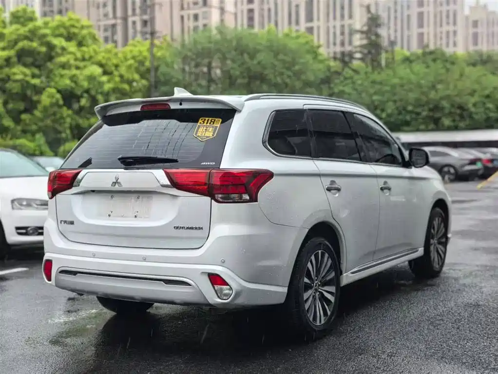 MITSUBISHI OUTLANDER