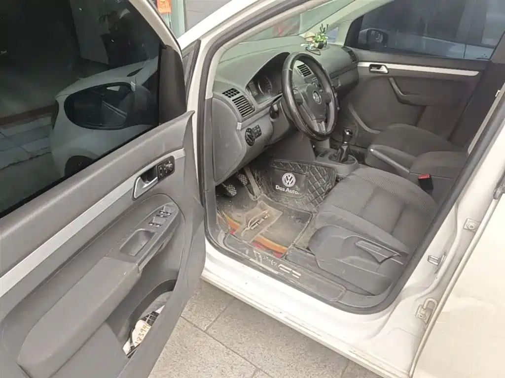 Volkswagen Touran 2013 1.4T Manual Trend 5-seater фото 16