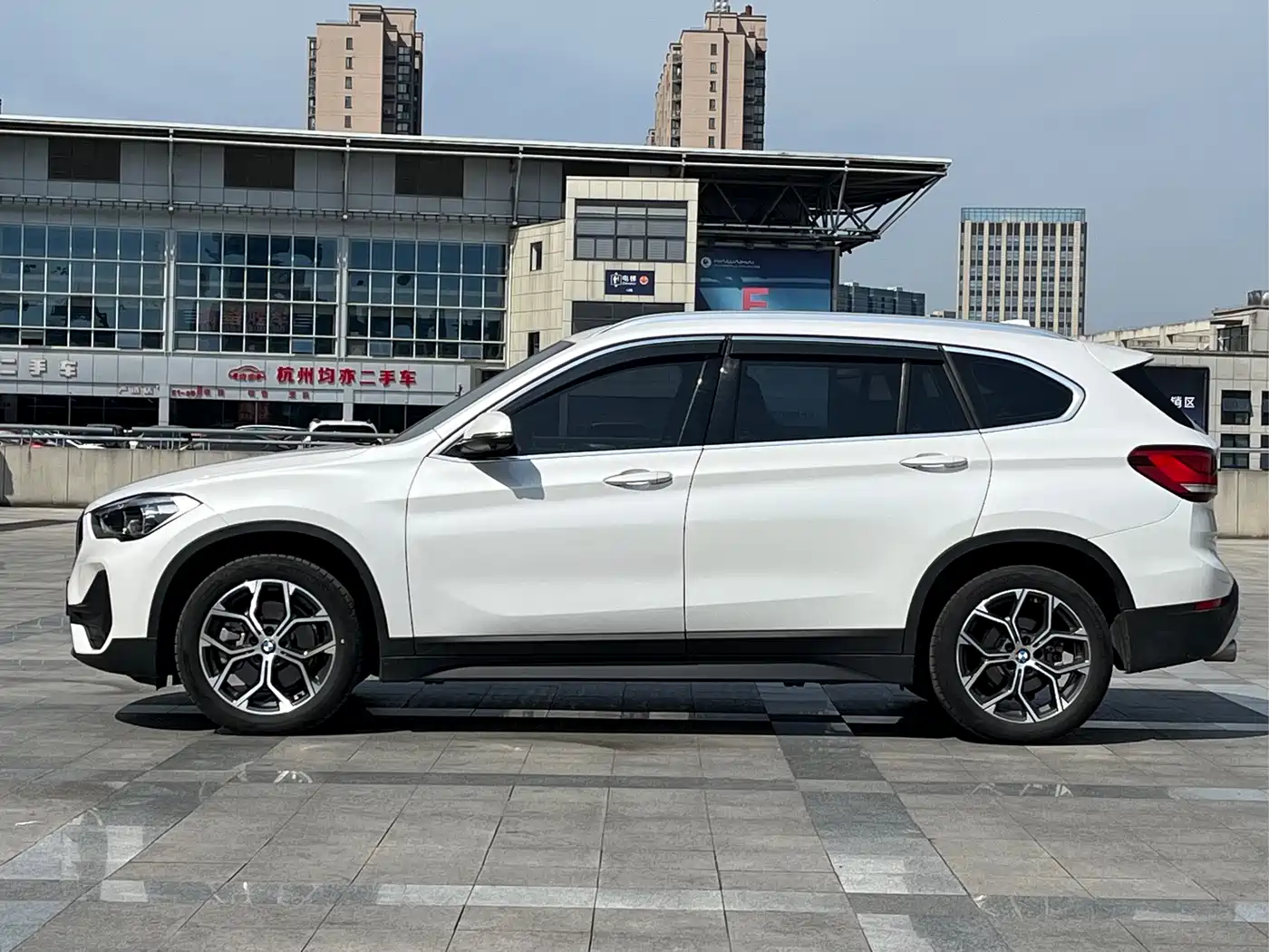 BMW X1 2022 sDrive25Li Leading фото 3
