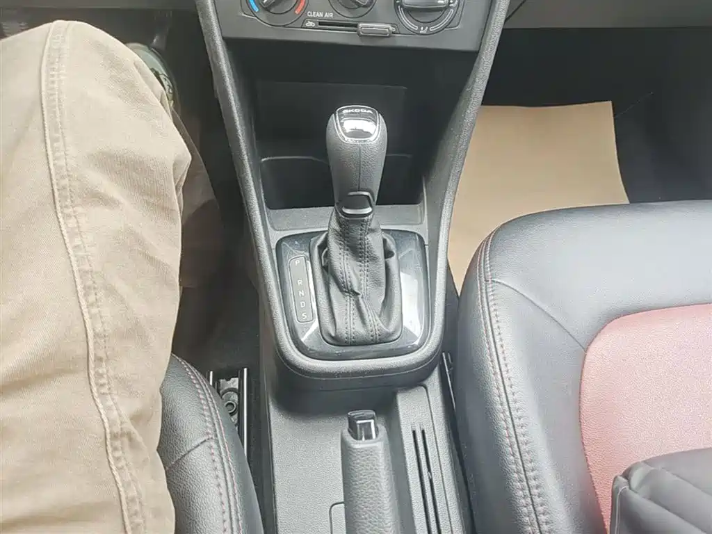 Škoda Skoda Rapid Spaceback 2016 Facelift 1.6L Automatic Forward Edition фото 14