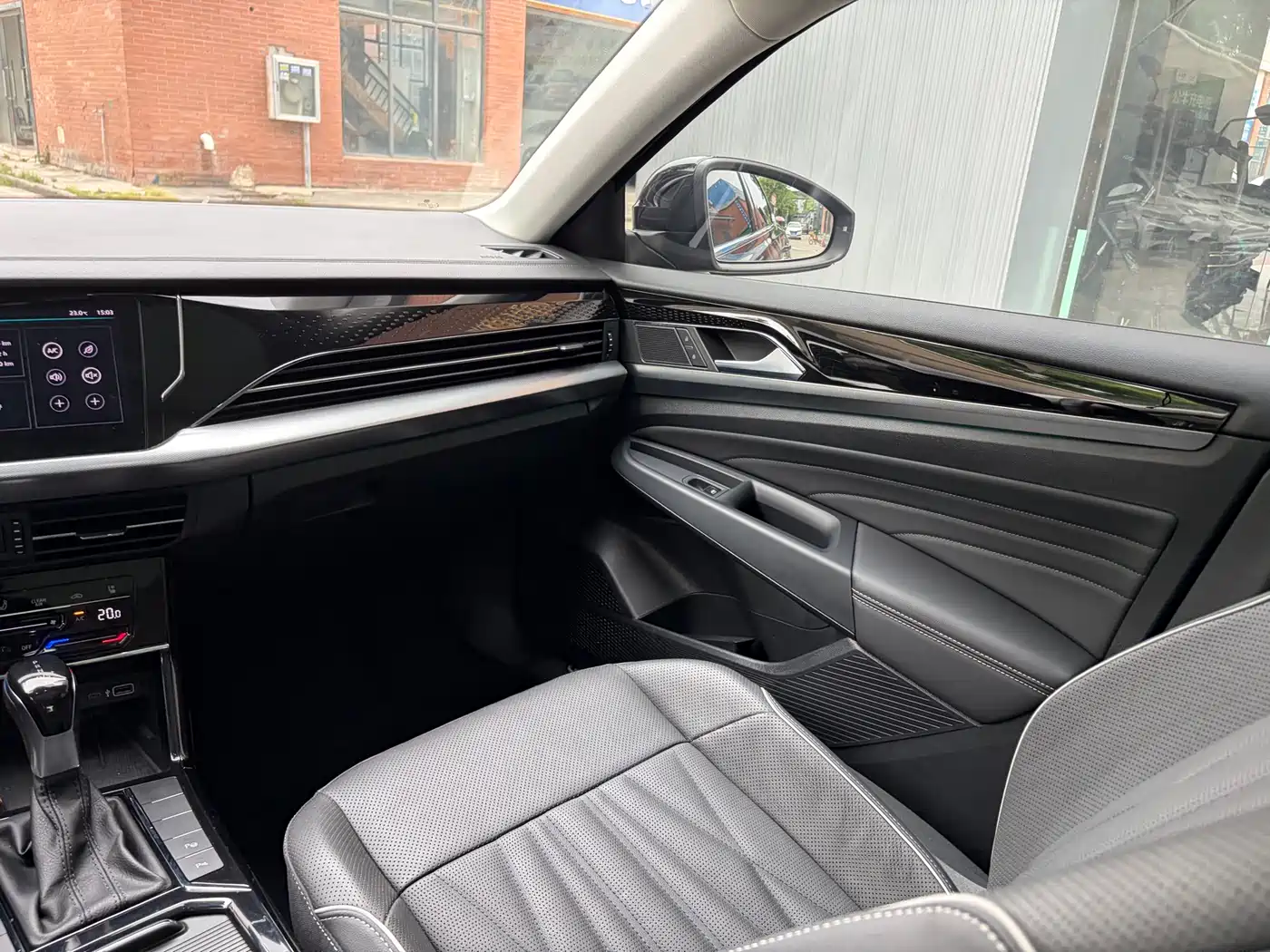 Volkswagen Passat 2022 330TSI Starlight Luxury Edition фото 12