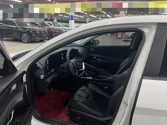 Hyundai Elantra 2022 1.5L CVT LUX Premium Edition фото 7