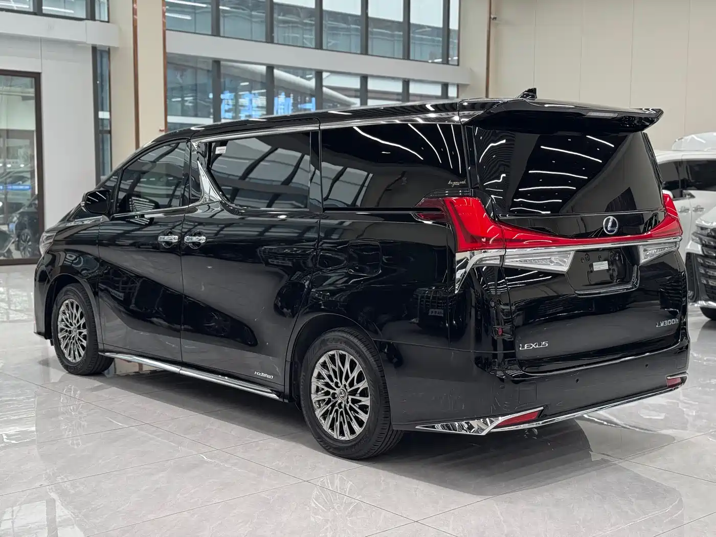 Lexus LM 2020 300h 4-Seat Imperial Edition фото 11