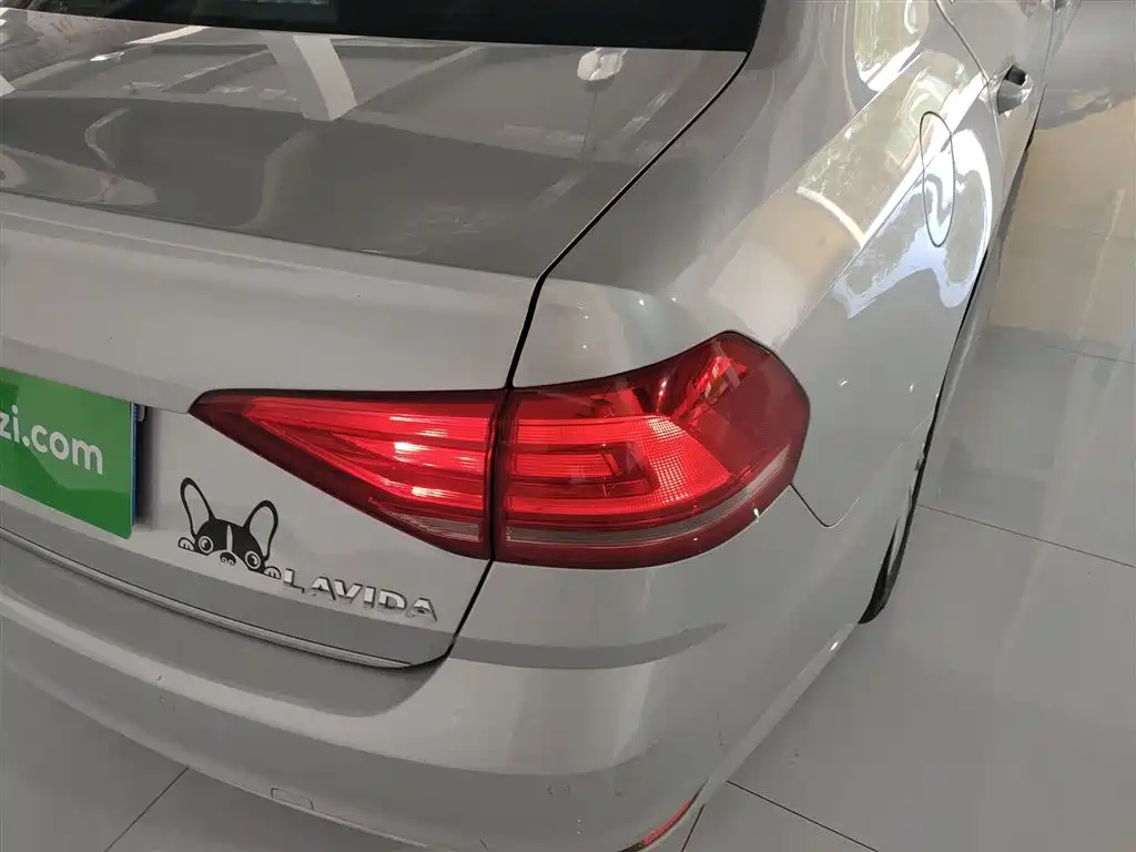 Volkswagen Lavida 2017 1.6L Automatic Comfort Edition фото 24