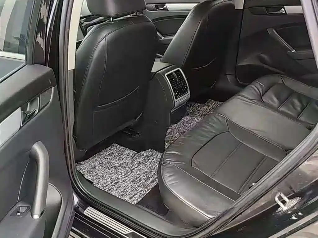 Volkswagen Passat 2015 1.8TSI DSG Honor Edition фото 5