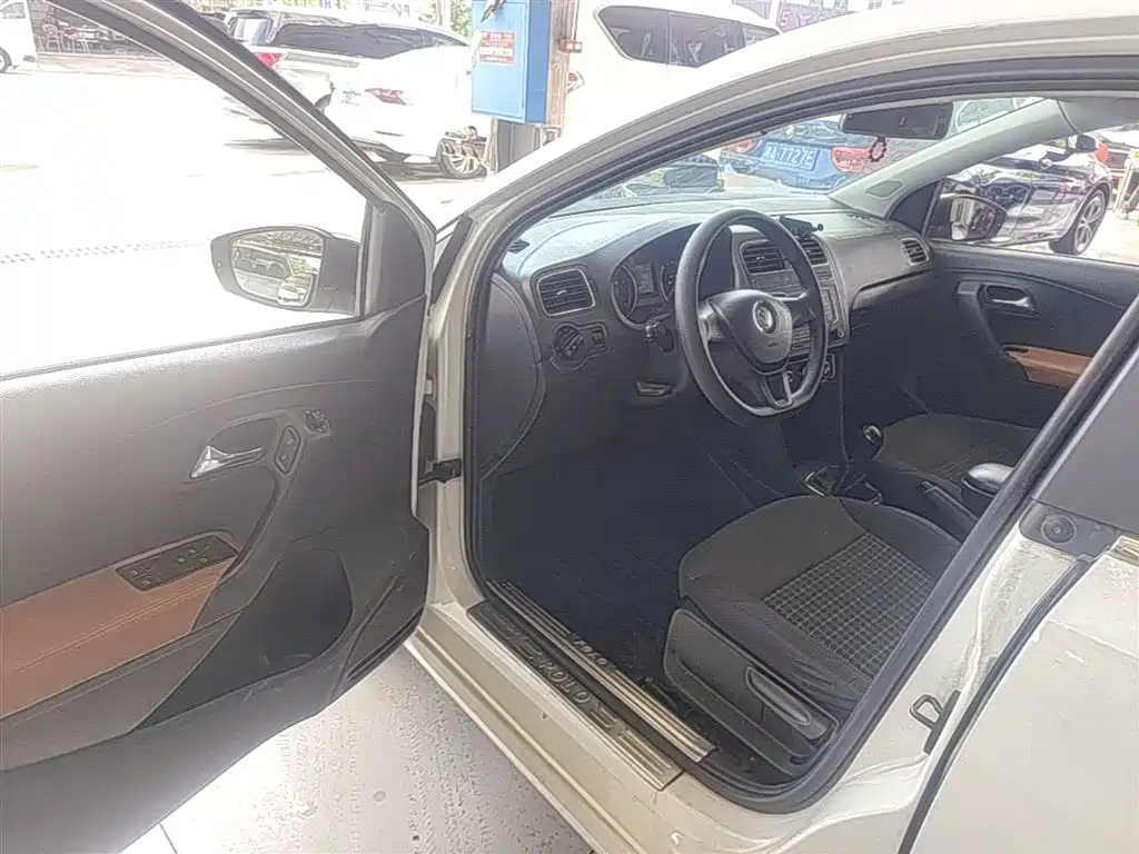 Volkswagen Polo 2014 1.6L Manual Comfort Edition фото 16