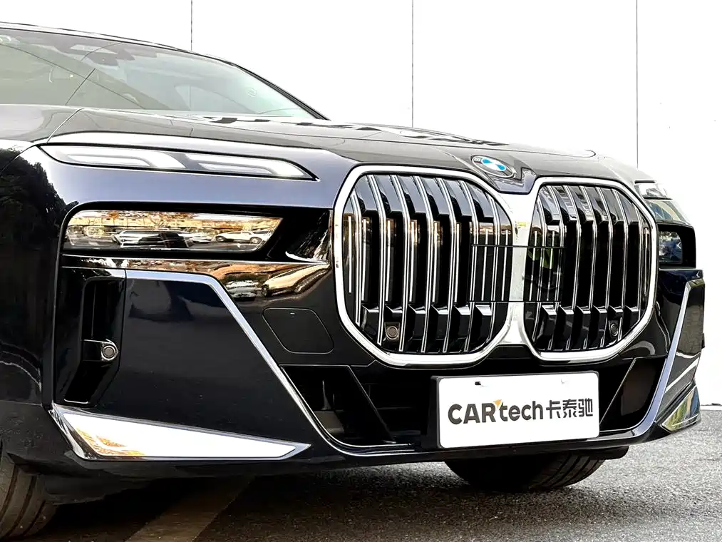 BMW 7 Series 2023 Model 735Li M Sport Package фото 8